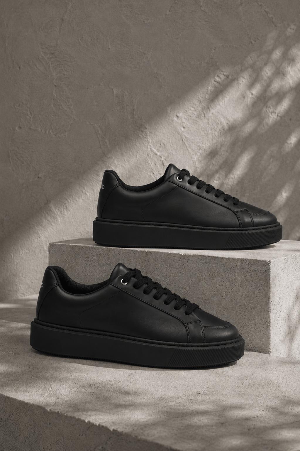 Capo ESSENTIAL Trainer - Black/Black